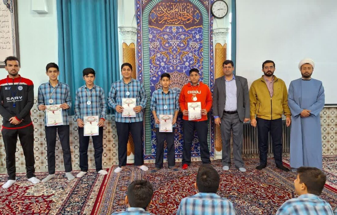 اهدا مدال های مسابقات فوتسال درون مدرسه‌ای دبیرستان پسرانه سما یزد